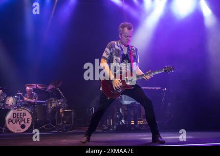 Simon MC MARIÉE à la guitare solo, Ian PAICE à la batterie en arrière-plan Banque D'Images