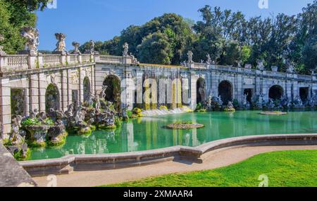 Sculptures de fontaine dans les bassins d'eau dans le jardin du palais royal Palazzo Reale, Versailles italien, Caserte, Campanie, Italie Banque D'Images