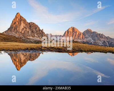 RA Gusela en automne, reflet, lever du soleil, ciel bleu, Passo di Giau, Dolomites, Belluno, Italie Banque D'Images