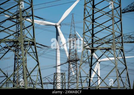 Partie d'une ligne, ligne extra-haute tension de 380 KV, éolienne, près de Huechelhoven, ville de district de Bergheim, Rhin-Kreis-Neuss, Nord Banque D'Images