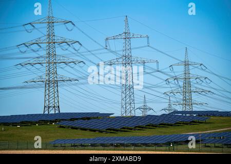 Partie d’un nouveau tracé de ligne, une ligne à très haute tension de 380 KV entre Osterath et Gohr, parc solaire de 6 hectares sur un site d’enfouissement désaffecté près de Gohr-Broich Banque D'Images