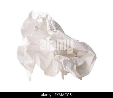 La vue de face de la boule de papier de soie blanche vissée ou froissée simple est isolée sur fond blanc avec chemin de découpage. Banque D'Images