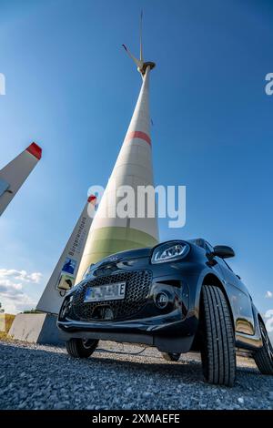 Buergerwindpark Westernfeld-Buchgarten, près de Lichtenau, 11 éoliennes, borne de recharge gratuite pour voitures électriques au parc éolien, organisé et Banque D'Images