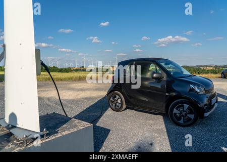 Buergerwindpark Westernfeld-Buchgarten, près de Lichtenau, 11 éoliennes, borne de recharge gratuite pour voitures électriques au parc éolien, organisé et Banque D'Images