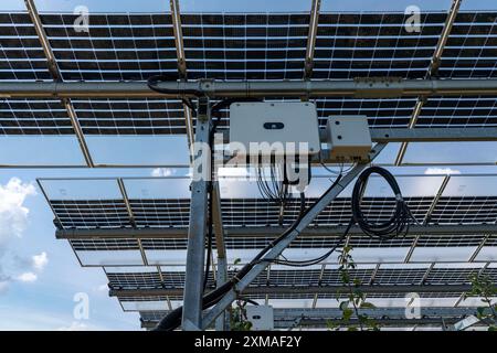 Onduleur, usine d'essai agrophotovoltaïque, un verger de pommiers avec deux systèmes différents de modules photovoltaïques a été couvert sur 3000 mètres carrés, pluie et Banque D'Images