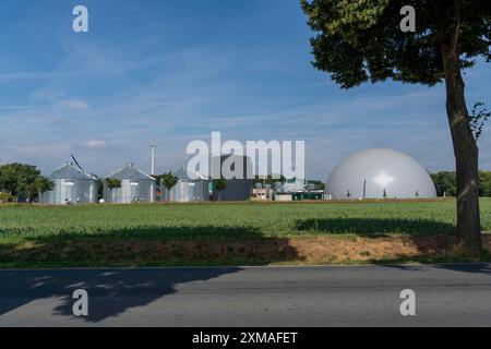 Usine de biogaz, silos de stockage, grand réservoir tampon pour l'eau chaude pour le stockage intermédiaire de l'énergie, installation de stockage de gaz en forme de dôme, Rietberg, Nord Banque D'Images