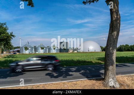 Usine de biogaz, silos de stockage, grand réservoir tampon pour l'eau chaude pour le stockage intermédiaire de l'énergie, installation de stockage de gaz en forme de dôme, Rietberg, Nord Banque D'Images