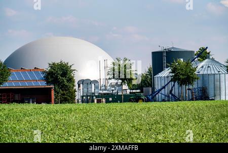 Usine de biogaz, silos de stockage, grand réservoir tampon pour l'eau chaude pour le stockage intermédiaire de l'énergie, installation de stockage de gaz en forme de dôme, Rietberg, Nord Banque D'Images