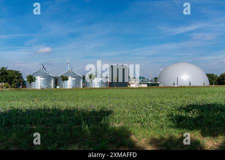 Usine de biogaz, silos de stockage, grand réservoir tampon pour l'eau chaude pour le stockage intermédiaire de l'énergie, installation de stockage de gaz en forme de dôme, Rietberg, Nord Banque D'Images