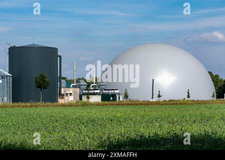 Usine de biogaz, grand réservoir de stockage tampon pour l'eau chaude pour le stockage intermédiaire de l'énergie, réservoir de stockage de gaz en forme de dôme, Rietberg, Nord Banque D'Images