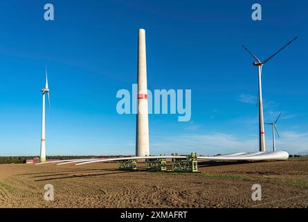 Parc éolien près de Bad Wuennenberg, chantier, zone de stockage pour une nouvelle éolienne, composants du mât, de la nacelle et des rotors prêts Banque D'Images