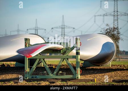 Parc éolien près de Bad Wuennenberg, chantier, zone de stockage pour une nouvelle éolienne, composants du mât, de la nacelle et des rotors prêts Banque D'Images