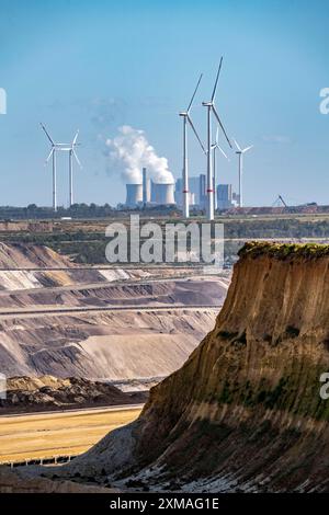 Bord de la mine de lignite à ciel ouvert Garzweiler II, au village de Luetzerath, le dernier village à être excavé, en arrière-plan le Neurath Banque D'Images