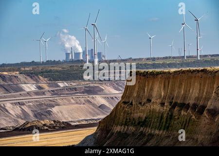 Bord de la mine de lignite à ciel ouvert Garzweiler II, au village de Luetzerath, le dernier village à être excavé, en arrière-plan le Neurath Banque D'Images