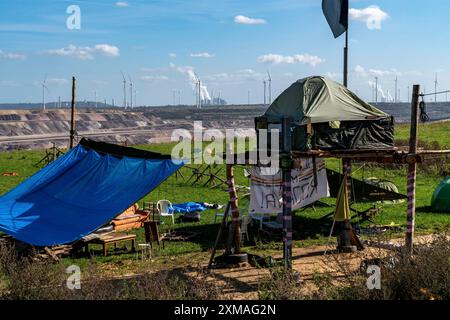 Le village de Luetzerath à la mine de lignite à ciel ouvert Garzweiler II, les derniers bâtiments du village abandonné sont occupés par la protection du climat Banque D'Images