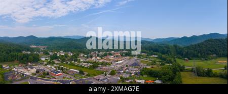 Panorama aérien Robbinsville Caroline du Nord USA. Vue sur Smoky Mountains au loin Banque D'Images