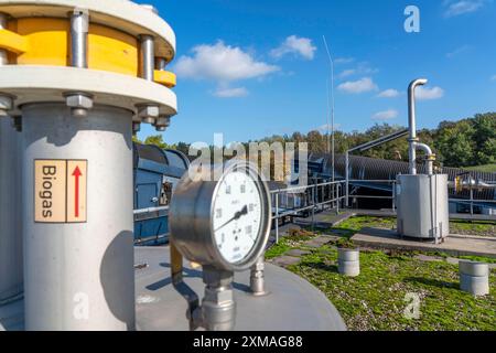 Digesteur, pipelines de l’usine de biogaz de la société Reterra, le biogaz est produit dans un digesteur sur une période de plus de 18 jours à partir de bio Banque D'Images