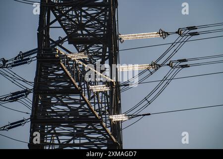 Système 380 kV, appareillage de commutation, de l'opérateur du réseau de transport Amprion, dans l'Emscherbruch à Herten, pylône haute tension avec des isolants en verre Banque D'Images