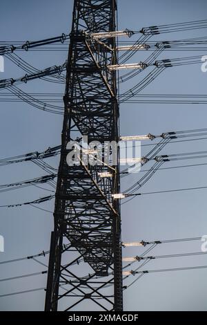 Système 380 kV, appareillage de commutation, de l'opérateur du réseau de transport Amprion, dans l'Emscherbruch à Herten, pylône haute tension avec des isolants en verre Banque D'Images