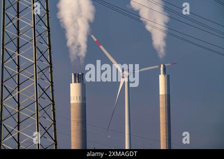 Ligne électrique à haute tension, pylône à haute tension, cheminée de la centrale de valorisation énergétique des déchets de RZR Herten, incinération des déchets, centrale éolienne sur le Hoppenbruch Banque D'Images