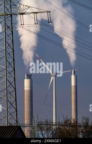 Ligne électrique à haute tension, pylône à haute tension, cheminée de la centrale de valorisation énergétique des déchets de RZR Herten, incinération des déchets, centrale éolienne sur le Hoppenbruch Banque D'Images