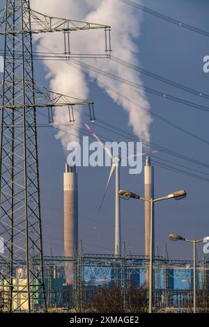 Ligne électrique à haute tension, pylône à haute tension, cheminée de la centrale de valorisation énergétique des déchets de RZR Herten, incinération des déchets, centrale éolienne sur le Hoppenbruch Banque D'Images