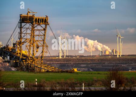 Bord de la mine de lignite à ciel ouvert Garzweiler II, au village de Luetzerath, le dernier village à être excavé, en arrière-plan le Neurath Banque D'Images