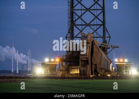 Bord de la mine de lignite à ciel ouvert Garzweiler II, au village de Luetzerath, le dernier village à être excavé, en arrière-plan le Neurath Banque D'Images