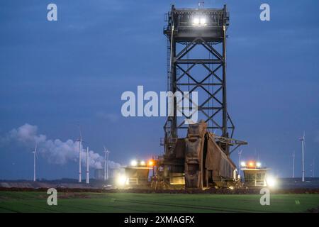 Bord de la mine de lignite à ciel ouvert Garzweiler II, au village de Luetzerath, le dernier village à être excavé, en arrière-plan le Neurath Banque D'Images