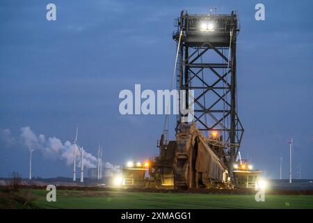 Bord de la mine de lignite à ciel ouvert Garzweiler II, au village de Luetzerath, le dernier village à être excavé, en arrière-plan le Neurath Banque D'Images