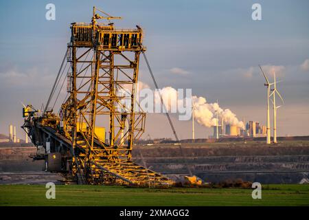 Bord de la mine de lignite à ciel ouvert Garzweiler II, au village de Luetzerath, le dernier village à être excavé, en arrière-plan le Neurath Banque D'Images