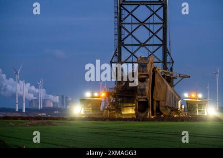 Bord de la mine de lignite à ciel ouvert Garzweiler II, au village de Luetzerath, le dernier village à être excavé, en arrière-plan le Neurath Banque D'Images