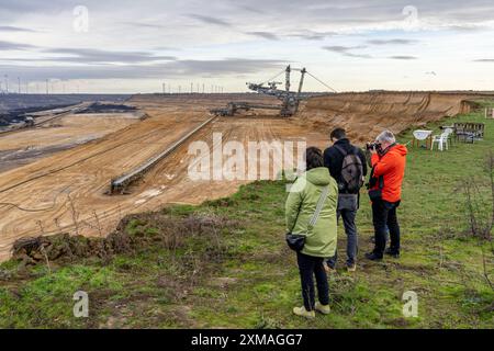 Visiteurs au bord de la mine de lignite à ciel ouvert Garzweiler II, dans le village de Luetzerath, le dernier village à avoir été excavé, au nord Banque D'Images