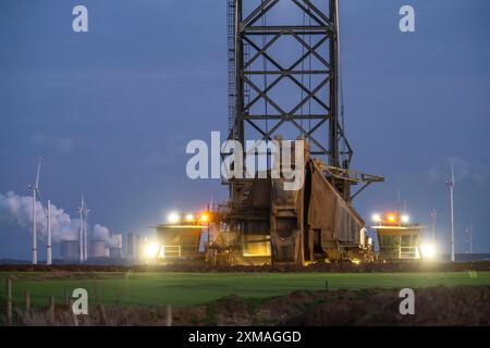 Bord de la mine de lignite à ciel ouvert Garzweiler II, au village de Luetzerath, le dernier village à être excavé, en arrière-plan le Neurath Banque D'Images