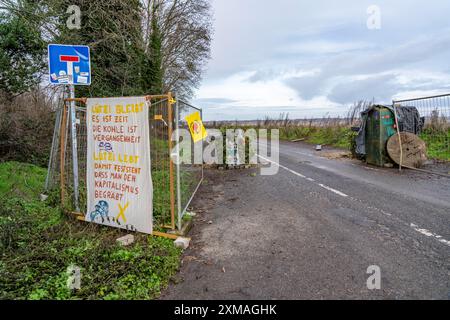 Barricades, obstacles, dans le camp des activistes climatiques dans le reste du village de Luetzerath, qui est le dernier endroit à être excavé à la Banque D'Images