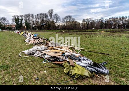 Barricades, obstacles, dans le camp des activistes climatiques dans le reste du village de Luetzerath, qui est le dernier endroit à être excavé à la Banque D'Images