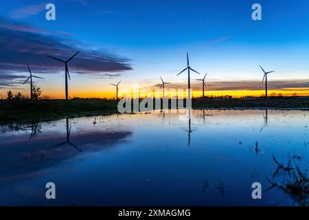 Parc éolien près de Holzweiler, ville d'Erkelenz, éoliennes, flaque d'eau, Rhénanie du Nord-Westphalie, Allemagne Banque D'Images