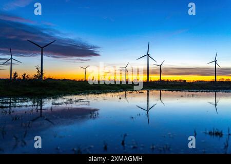 Parc éolien près de Holzweiler, ville d'Erkelenz, éoliennes, flaque d'eau, Rhénanie du Nord-Westphalie, Allemagne Banque D'Images