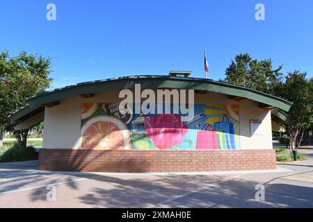 ONTARIO, CALIFORNIE - 14 JUILLET 2024 : murale sur l'Ontario Town Square Amphitheater. Banque D'Images