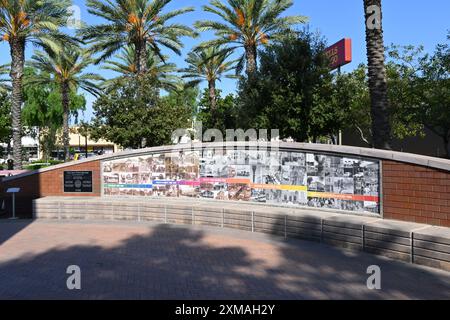 ONTARIO, CALIFORNIE - 14 JUILLET 2024 : chronologie sur la place de la ville d'Ontario, adjacente au centre civique. Banque D'Images