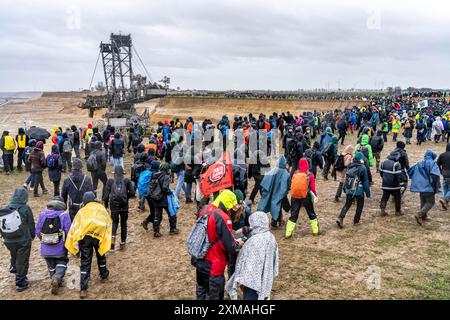 Plusieurs milliers de manifestants marchent après une manifestation contre la démolition du village lignite de Luetzerath, au bord de la Banque D'Images