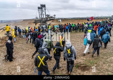 Plusieurs milliers de manifestants marchent après une manifestation contre la démolition du village lignite de Luetzerath, au bord de la Banque D'Images