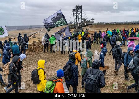 Plusieurs milliers de manifestants marchent après une manifestation contre la démolition du village lignite de Luetzerath, au bord de la Banque D'Images