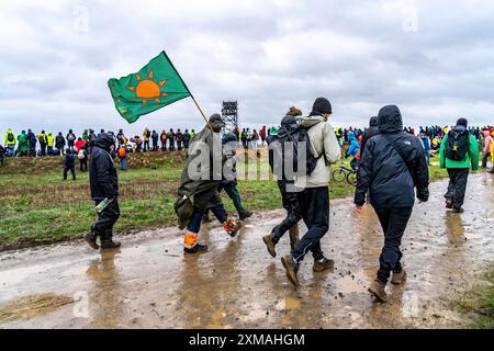 Plusieurs milliers de manifestants marchent après une manifestation contre la démolition du village lignite de Luetzerath, au bord de la Banque D'Images