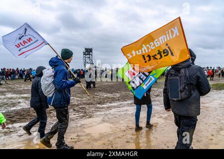 Plusieurs milliers de manifestants marchent après une manifestation contre la démolition du village lignite de Luetzerath, au bord de la Banque D'Images