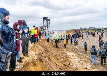 Plusieurs milliers de manifestants marchent après une manifestation contre la démolition du village lignite de Luetzerath, au bord de la Banque D'Images