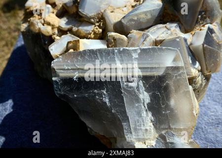 Cristaux de calcite, un minéral de la classe des carbonates naturels, une des formes naturelles du carbonate de calcium CaCO3. Gros plan de quelques minera de calcite Banque D'Images