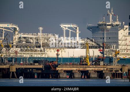 Le Hoeegh Esperanza, un navire de stockage et de vaporisation de GNL, est amarré au terminal GNL près de Wilhelmshaven, convertissant le gaz naturel liquéfié Banque D'Images