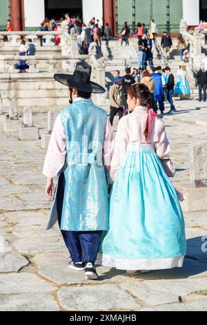 Jeune couple portant une robe traditionnelle coréenne, Gyeongbokgung Banque D'Images