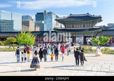 Touristes portant la robe traditionnelle coréenne à Gyeongbokgung Banque D'Images